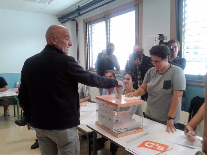Nicolás de Miguel votando en San Sebastián