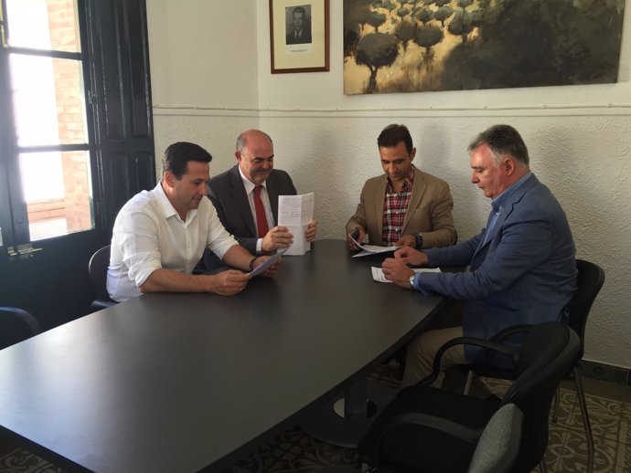 Reunión de la Junta con el alcalde de Aroche (Huelva)