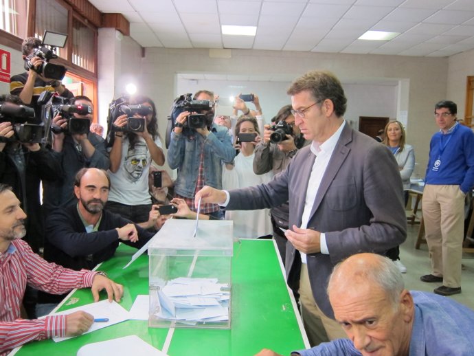 El candidato del PPdeG Alberto Núñez Feijóo vota.
