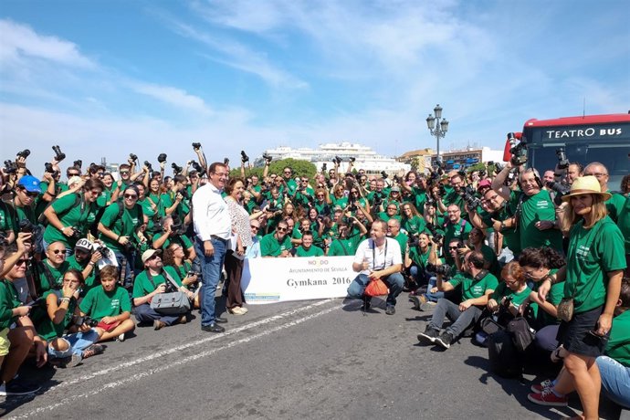 Actividad en el Puente de Triana de Sevilla por la Semana de la Movilidad
