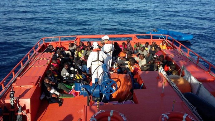 Inmigrantes rescatados de dos pateras en Alborán