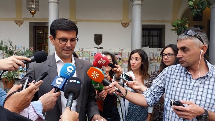 Francisco Cuenca atiende a los medios