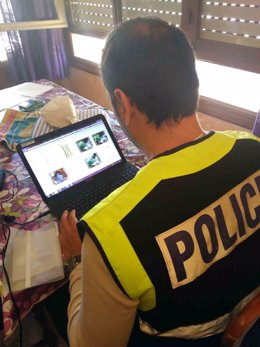 Un agente rastrea el ordenador del detenido
