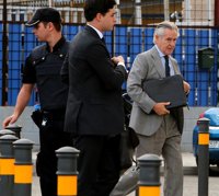 Blesa y Rato, recibidos con insultos al llegar a la Audiencia por el juicio de las 'black'