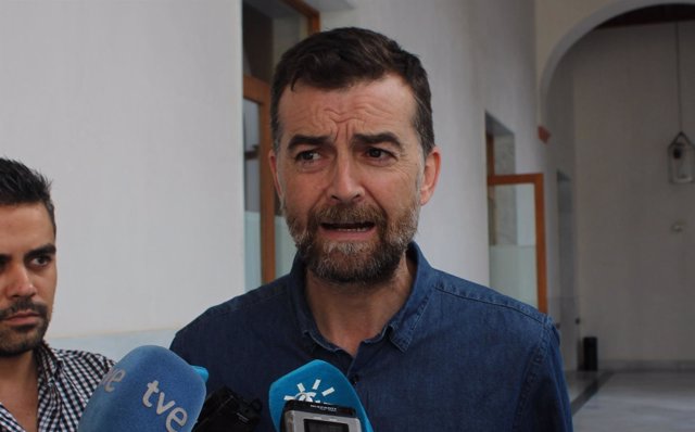 Antonio Maíllo (IULV-CA) atiende a los medios en el Parlamento andaluz
