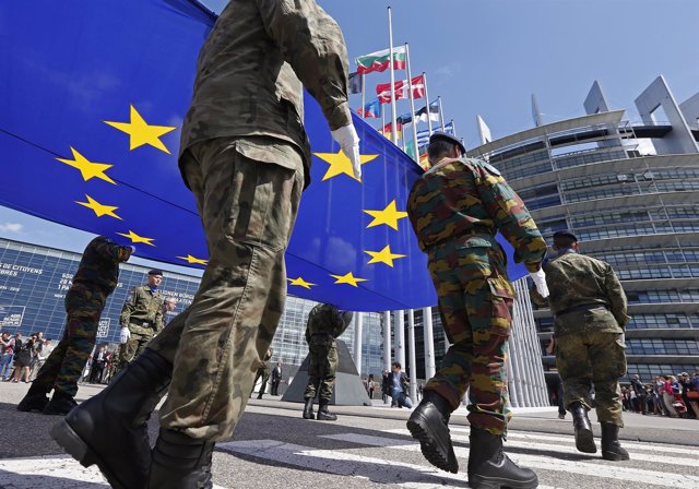 Militares con la bandera de la UE