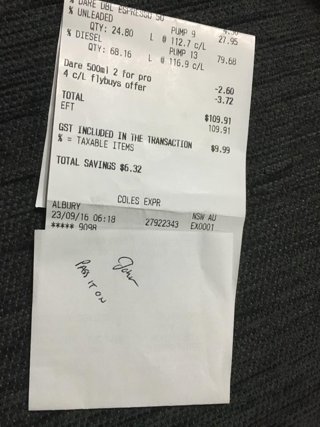 Un hombre paga la gasolina de otro y le cobra con un ¡Pásalo!