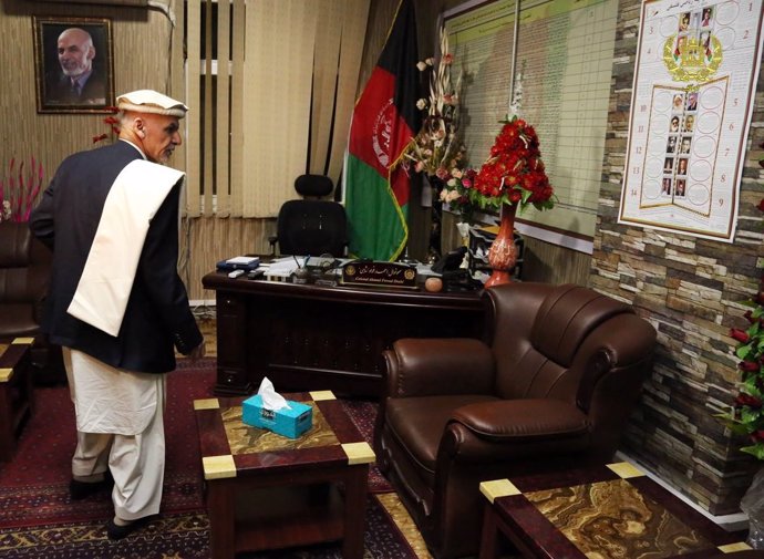 El presidente afgano, en un despacho policial vacío durante una visita sorpresa