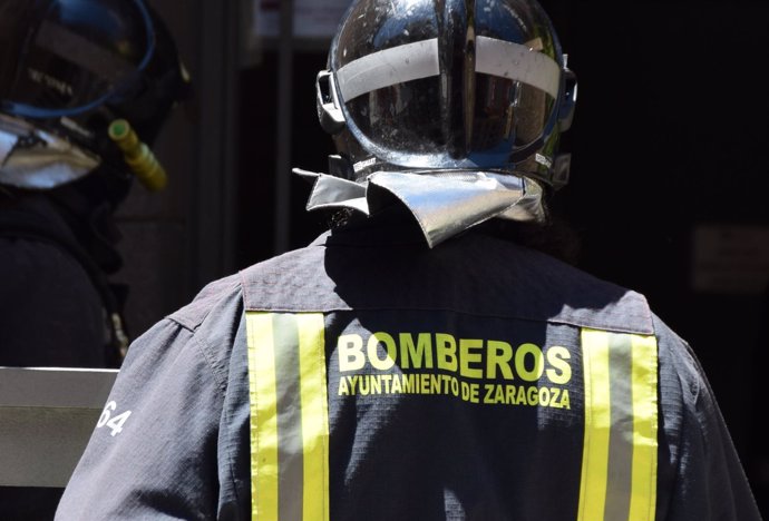 Varias dotaciones de Bomberos de Zaragoza han acudido al lugar de los hechos. 