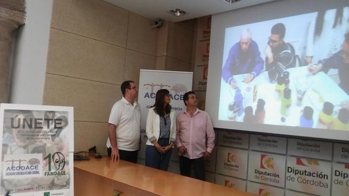 Cañete y miembros de Acodace visionando el vídeo