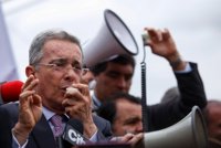Uribe acusa a la comunidad internacional de apoyar "la claudicación ante el terrorismo" en Colombia