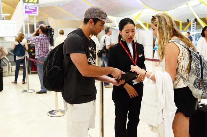 Azafata, azafatas, viajero, viajeros, facturar, facturando, aeropuerto