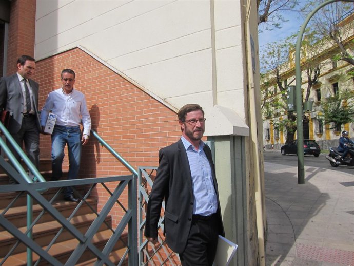 Miguel Contreras saliendo del juzgado