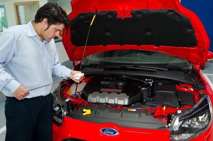 Revisión de aceite del coche. 