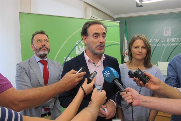 El consejero de Fomento y Vivienda, Felipe López, atiende a los periodistas.