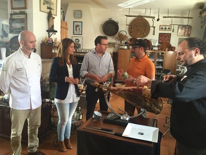 El senador por el PSOE de Huelva Manuel Guerra en la empresa Eíriz.