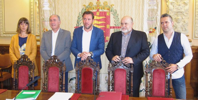 El alcalde de Valladolid, junto a representantes sindicales y de la CVE