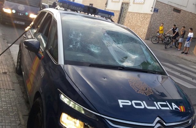 Coche de Policía atacado en Melilla