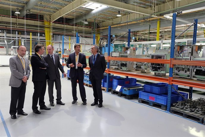 Autoridades visitando la planta de Cooper Standard en Tarazona