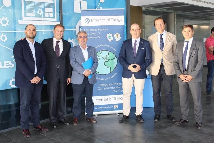 Carmona (centro), con autoridades y representantes de la empresa 'IoT'