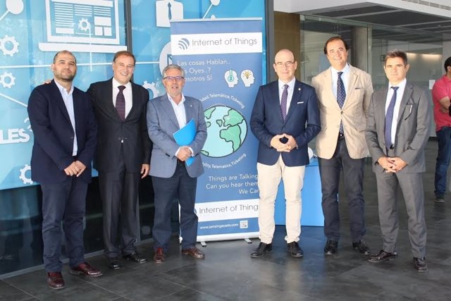 Carmona (centro), con autoridades y representantes de la empresa 'IoT'