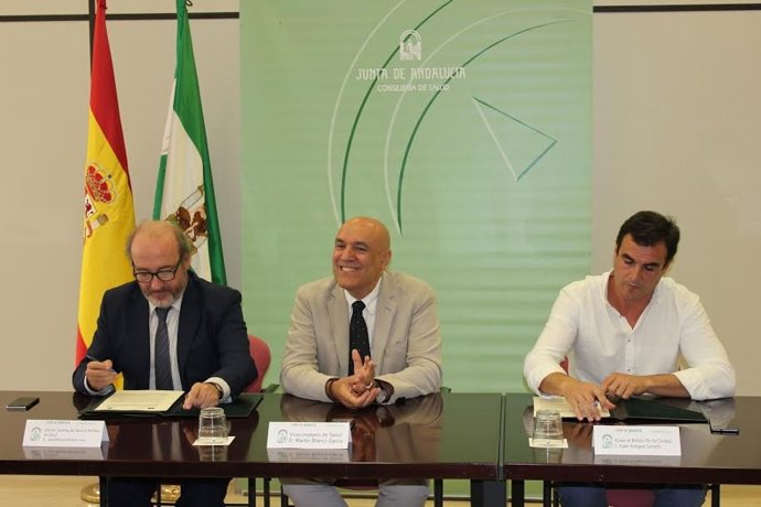 El alcalde de Bollullos del Condado (Huelva), Rubén Rodríguez, firma chare.