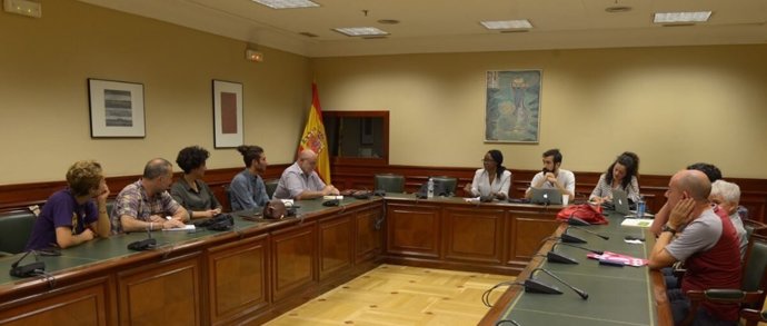 Reunión Podemos con colectivo LGTB en el Congreso