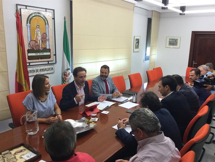 López en la reunión con empresarios y profesionales ligados a la construcción. 