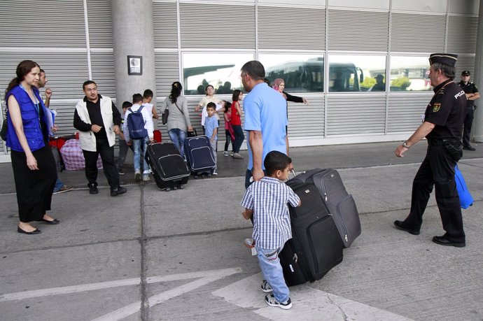 Llegan a España 31 refugiados iraquíes y sirios desde Grecia