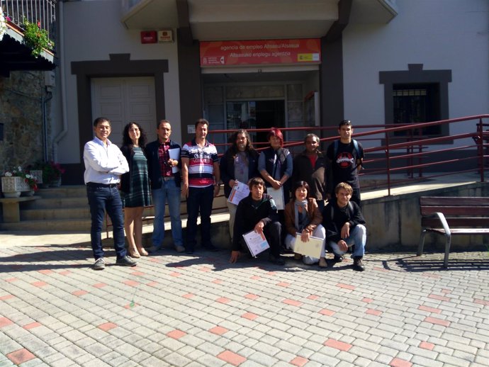 Nueve de los alumnos que han realizado el curso junto a organizadores