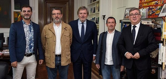Méndez de Vigo y Marín con representantes de FE-CC.OO