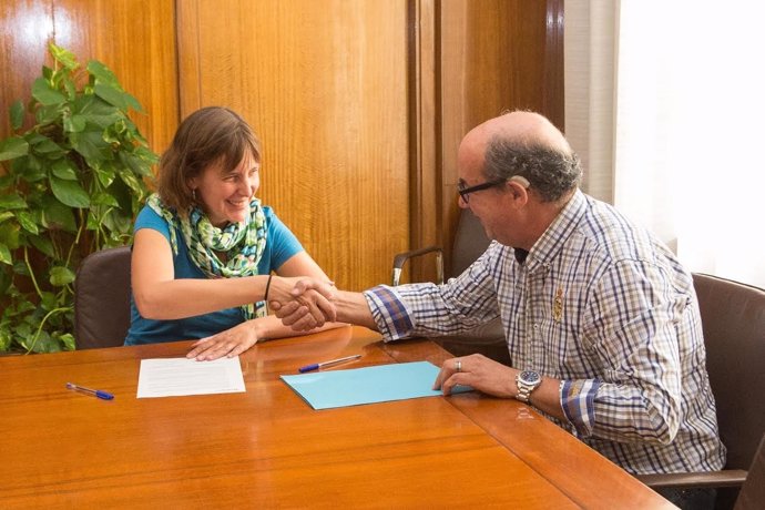 Artigas firma acuerdo con presidente Asociacion del Taxi, Mariano Morón 