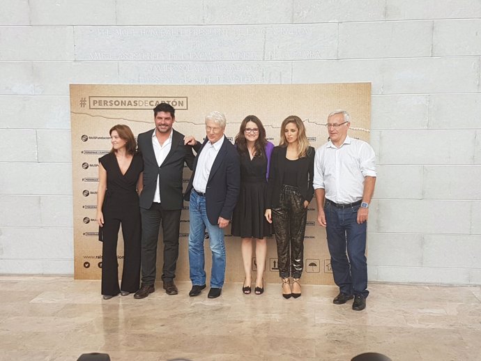 Richard Gere junto a Mónica Oltra, entre otros, este lunes en Valencia