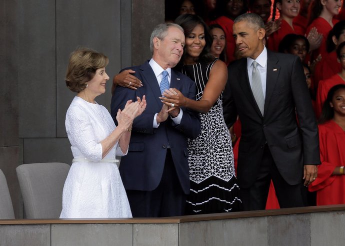 Michelle Obama abraza a George W. Bush en un acto público
