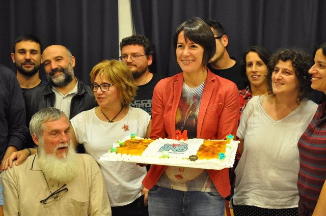 Pontón con una tarta por los 34 años de la fundación del BNG