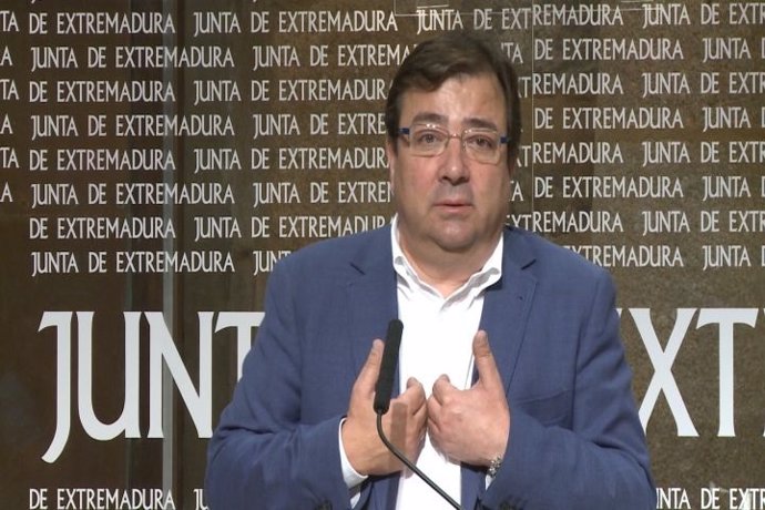 Guillermo Fernández Vara en rueda de prensa