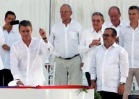 Santos da "la bienvenida a la democracia" a las FARC tras la firma del acuerdo de paz