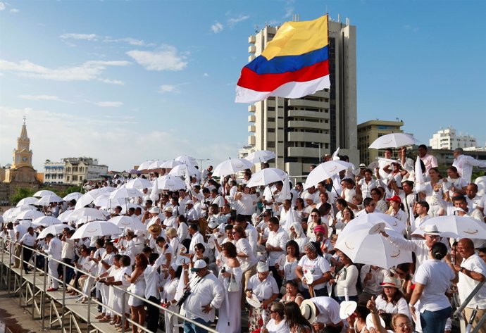 Miles de personas se reúnen para asistir a la firma de la paz