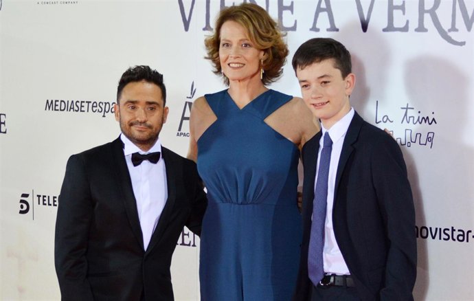 BAYONA CON SIGOURNEY WEAVER Lewis Macdougall