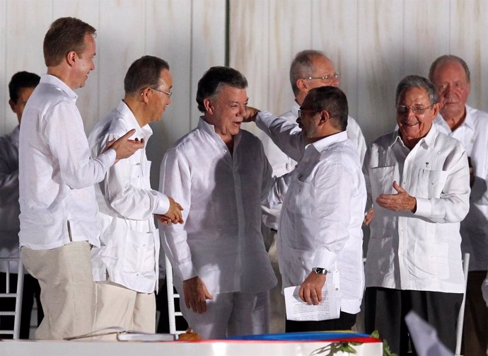 Juan Manuel Santos y Timochenko en firma del acuerdo de paz