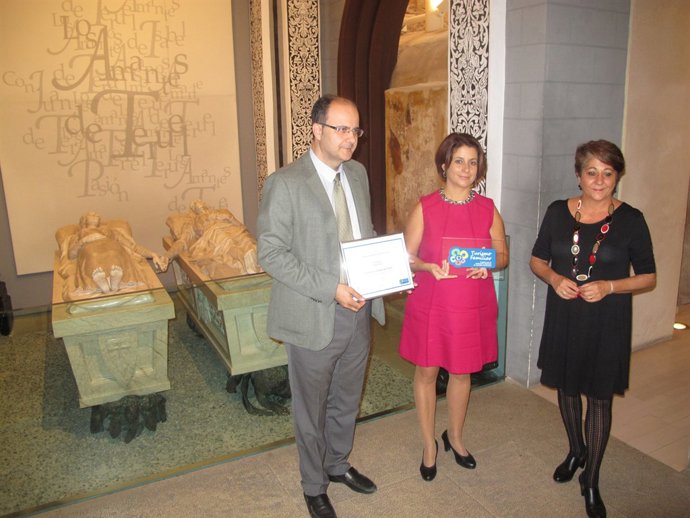 La alcaldesa de Teruel recibe el Sello de Turismo Familiar