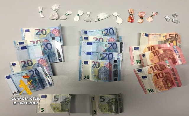 Sustancias y dinero incautados a la mujer detenida. 
