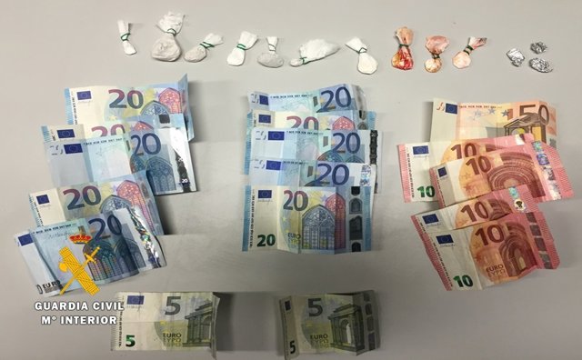 Sustancias y dinero incautados a la mujer detenida. 