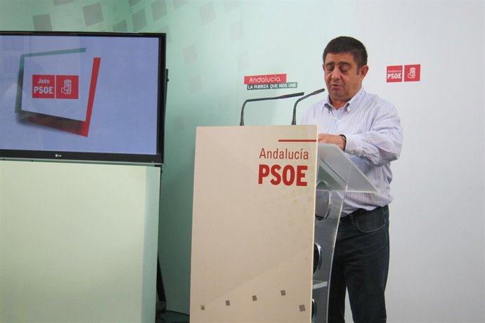 El secretario general del PSOE de Jaén, Francisco Reyes, en rueda de prensa.
