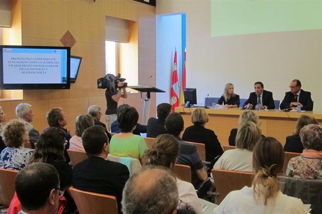 Aguado en la presentación del protocolo de detección de maltrato infantil