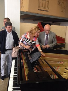 La hija de Alfredo Kraus y el presidente del Cabildo este martes junto al piano