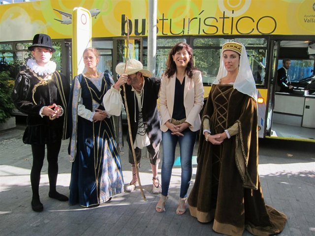 Ana Redondo junto a los actores de las rutas teatralizadas 