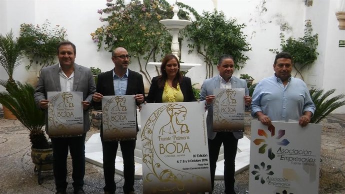 Carrillo, entre Ruiz (dcha.) y Romero, durante la presentación del evento