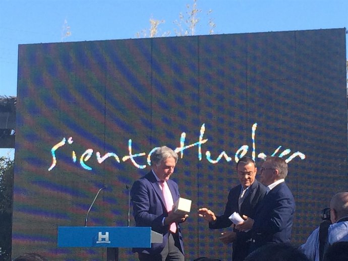 Sebastián González (Barceló) recibe el premio de Ignacio Caraballo