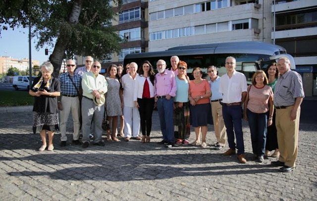 Gómez (centro), junto a los participantes en la ruta, antes de la salida